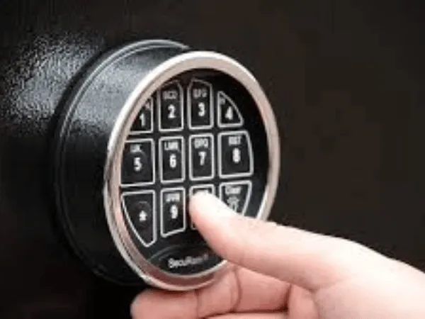 Electronic-combination-lock-in-a-safe